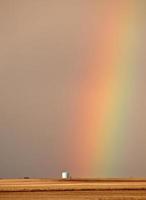 Regenbogen hinter Silo im malerischen Saskatchewan foto