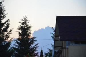 Sommersonnenuntergang im Dorf foto