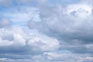 schöne Wolkenlandschaft in natürlichen Farben ohne Filterhintergrund. foto