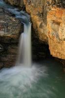 Wasserfall in Beauty Creek Canyon, Jaspis Nationalpark in Alberta foto