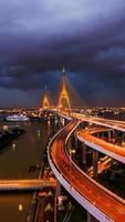 Brücke Rama 9 in Thailand. das Wahrzeichen. das symbol ist das symbol des königs von thailand. Vogelperspektive