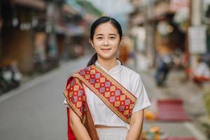 junge asiatische frauen reisende erhalten kleid traditionelle tracht von laos in chiangkhan loei thailand foto