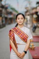 junge asiatische frauen reisende erhalten kleid traditionelle tracht von laos in chiangkhan loei thailand foto