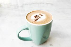 Mokkakaffee auf einem Marmortisch. foto