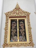 Fenster des Tempels, Chaloem-Phrakiat-Tempel, Nonthaburi, Thailand foto