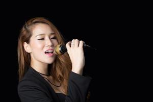 schöne asiatische Frau singt