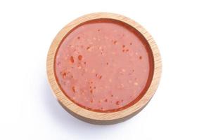 Sukiyaki-Sauce in einem Holzbecher auf weißem Hintergrund. foto