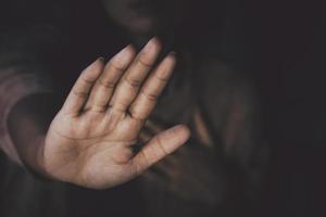 Hände asiatischer Frauen sind verboten. in düsteren Tönen verleugnend und Einschränkung ausdrückend. foto