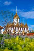 Wat Ratchanaddaram Worawihan ist ein einzigartiger Tempel in der thailändischen Architektur. es ist ein wunderschönes und berühmtes touristenziel in bangkok, thailand. foto