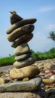 die Kunst, Steine zu stapeln oder Felsen zu balancieren foto