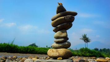 die Kunst, Steine zu stapeln oder Felsen zu balancieren foto