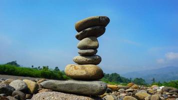 die Kunst, Steine zu stapeln oder Felsen zu balancieren foto