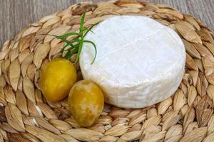 Brie-Käse mit gelben Pflaumen foto