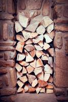 gestapeltes Holz für den Kamin vorbereitet foto