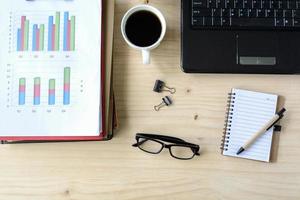 Desk Office Business Finanzdiagramm Analyse mit Laptop