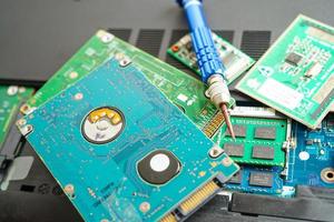 reparatur und aufrüstung der hauptplatine des notebooks, der elektronik, der computerhardware und des technologiekonzepts. foto