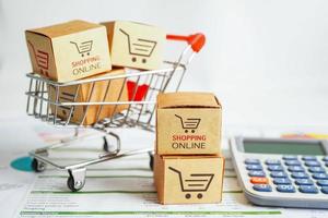 online-shopping, einkaufswagenbox auf rechner, import export, finanzhandel. foto