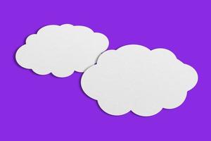 Sprechblase aus weißem Wolkenpapier auf violettem Hintergrund. foto