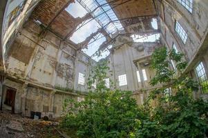 verlassene alte ruinierte industrieanlage foto