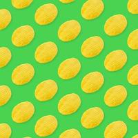 Kartoffelchips Muster auf pastellgrünem Hintergrund Draufsicht flach liegen foto