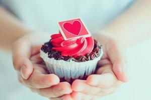 Valentinstag Cupcake in der Hand halten foto