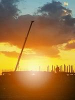 Silhouette Hausbau auf Baustelle Sonnenuntergang Hintergrund foto