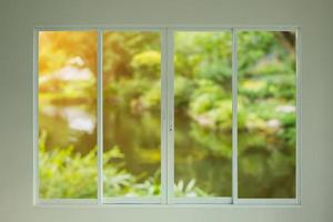 grüner gartenblick durch das fenster foto