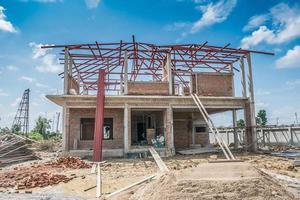 Bau neues Wohnhaus im Gange auf der Baustelle foto