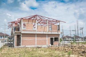 Bau neues Wohnhaus im Gange auf der Baustelle foto