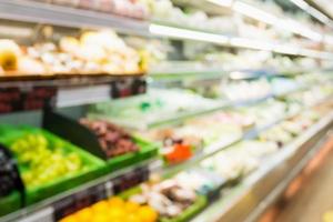 Supermarkt-Lebensmittelgeschäft mit Obst und Gemüse auf Regalen verschwommenen Hintergrund foto