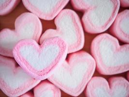 rosa herzform marshmallow für valentinsgrußhintergrund foto