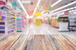 Supermarkt speichern abstrakten Unschärfe-Hintergrund mit Holztisch foto