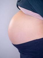 Bauch der schwangeren Frau foto