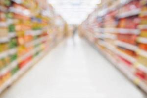 Supermarktgang mit Produktregalen abstrakte Unschärfe defokussierter Hintergrund foto