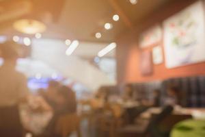 leute im restaurantcaféinnenraum mit bokeh-licht verwischten kundenzusammenfassungshintergrund foto