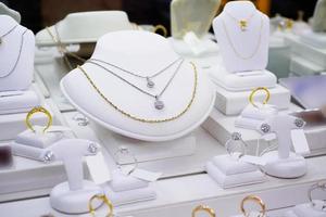 Schmuck-Diamant-Shop mit Ringen und Halsketten Luxus-Einzelhandelsgeschäft Schaufenster foto