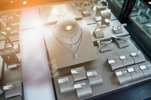 Schmuck-Diamant-Shop mit Ringen und Halsketten Luxus-Einzelhandelsgeschäft Schaufenster foto