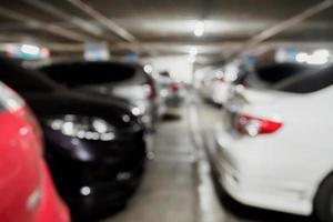 Verwischen Sie viele Autos auf dem Parkplatz im Einkaufszentrum foto