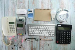 Schreibtisch flach lag Hintergrund mit Computer-Laptop und Büroausstattung für Arbeitsbereich, Kopierraum und Bildungsschulkonzepte. foto