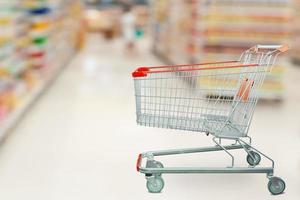 supermarktgang mit leerem einkaufswagen im einzelhandelsgeschäftskonzept des lebensmittelgeschäfts foto