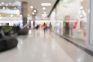 Abstrakte unscharfe Menschen im modernen Einkaufszentrum mit defokussiertem Hintergrund foto