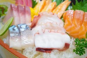 japanisches Sashimi-Set auf Bootsplatte foto