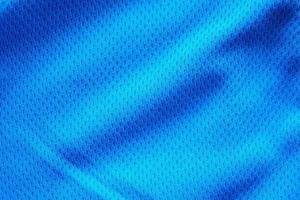 blauer stoff sportbekleidung fußball trikot mit air mesh textur hintergrund foto