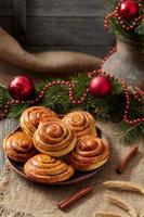 Zimtbrötchen rollt Weihnachts süßes Dessert auf Vintage-Stoff mit foto