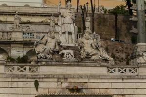 Skulptur und Brunnen der Piazza del Popolo. Die Stufen führen hinauf zum Park Pincio, Rom, Italien foto