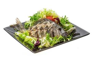 gegrillter Tilapia mit Salat foto