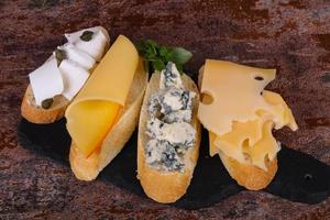 Bruschetta mit verschiedenen Käsesorten foto