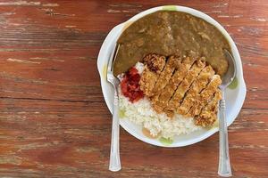 gebratenes Hühnercurry mit Reis foto