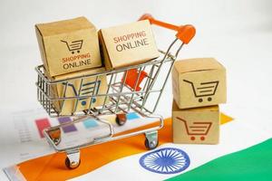 online-shopping, einkaufswagenbox auf indischer flagge, import export, finanzhandel. foto