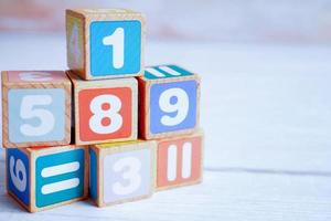 Anzahl Holzblockwürfel zum Lernen von Mathematik, Bildungsmathematikkonzept. foto